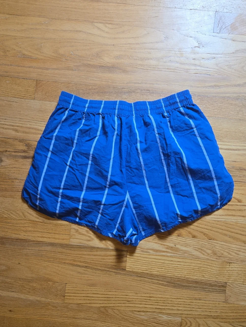 Madewell blue striped dolphin hem poplin crinkle shorts